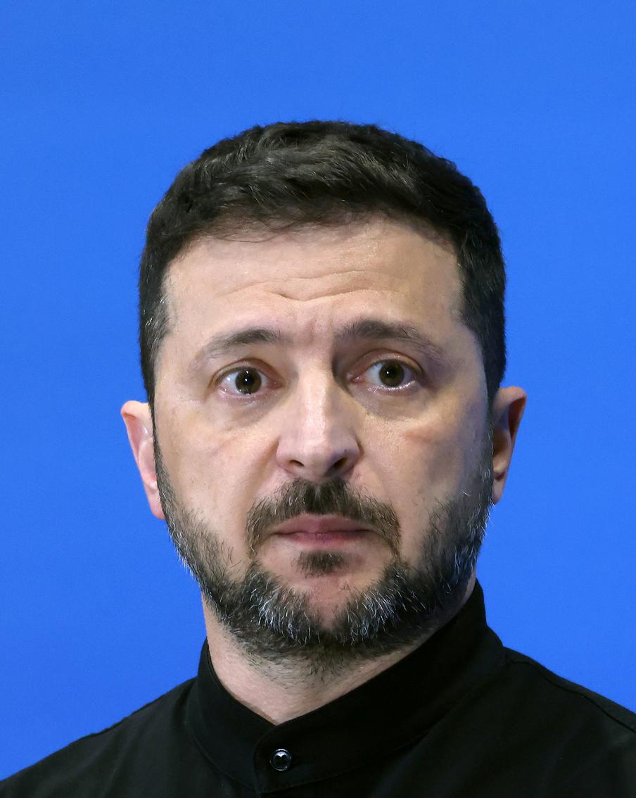 Владимир Зеленский анонсировал новый российский массированный удар по Украине. Украинский президент заявил, что ВС РФ могут в ближайшее время нанести по подконтрольной Киеву территории массированный удар. Других подробностей он не привёл