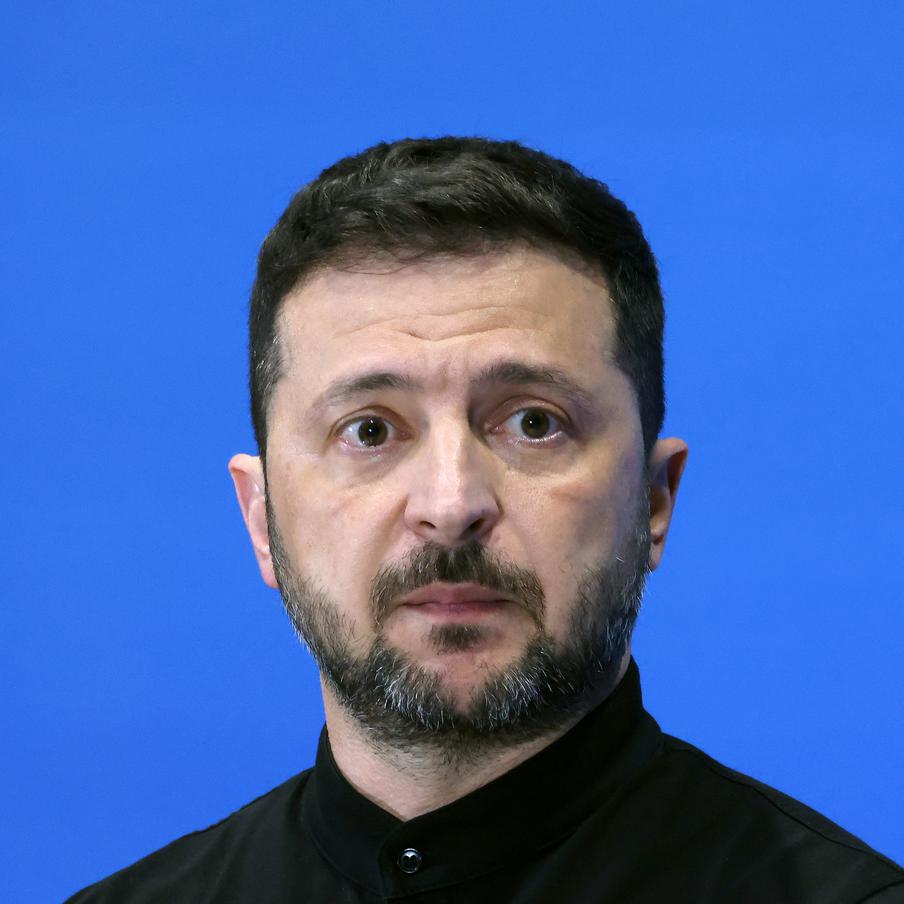 Владимир Зеленский анонсировал новый российский массированный удар по Украине. Украинский президент заявил, что ВС РФ могут в ближайшее время нанести по подконтрольной Киеву территории массированный удар. Других подробностей он не привёл