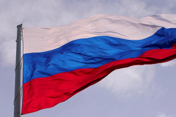 Флаг России вынесли голкиперу Матвею Сафонову после победы ПСЖ в Лиге чемпионов УЕФА