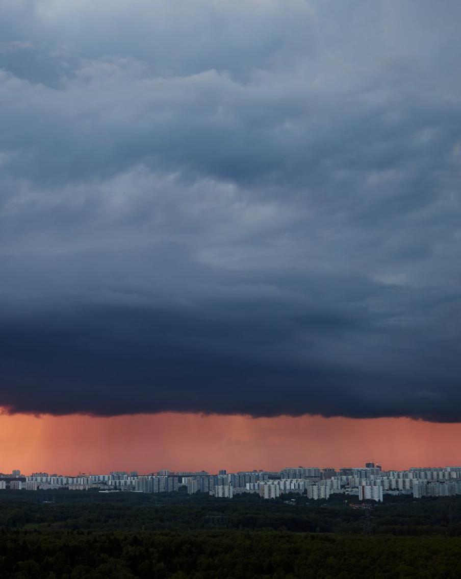 Жителей Москвы предупредили о возможном дожде и грозе в воскресенье. Глава столичного управления МЧС предупредил о возможных осадках и грозах в Москве. Согласно опубликованному сообщению, в ближайшие один-два часа и до 21:00 31 мая в разных районах города ожидается кратковременный дождь и гроза, сопровождающиеся порывами ветра до 15 м/с