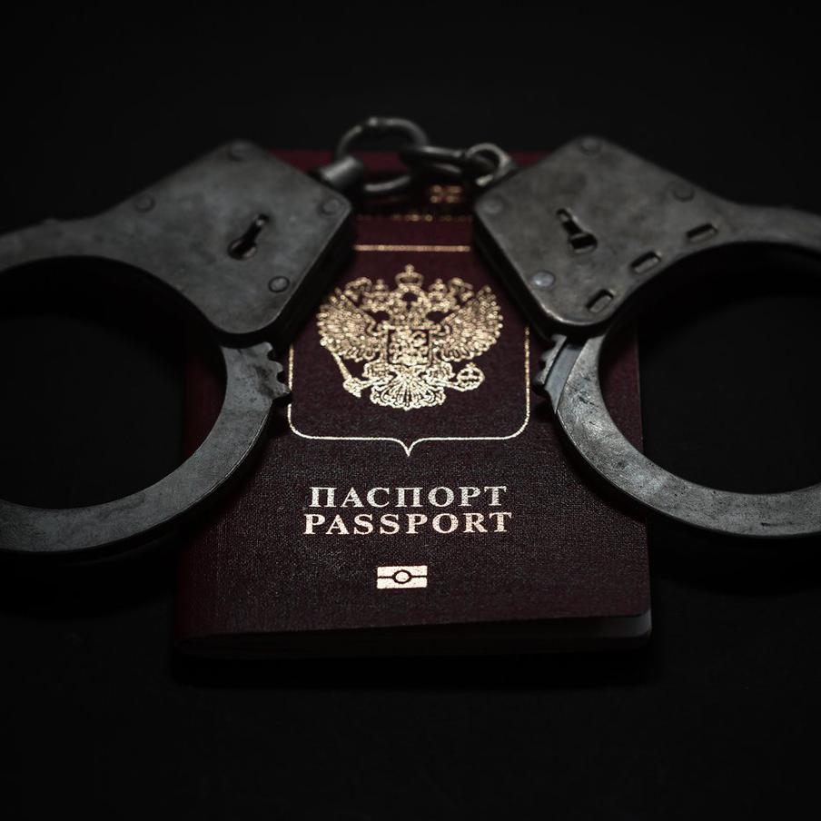 В Москве арестовали целовавшегося со школьницей баристу-педофила. Домогавшегося несовершеннолетнюю девушку мужчину, попавшего на резонансное видео заметившего его в метро юриста, отправили в СИЗО. Его проверяют на причастность к похожим преступлениям