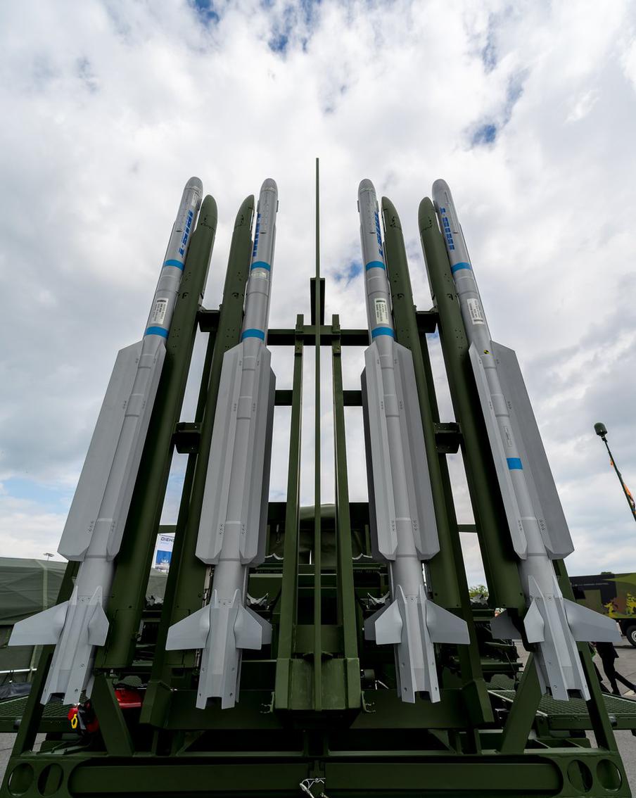Украина получит от Германии новую систему ПВО IRIS-T на фоне просьб Зеленского. Немецкие власти планируют направить ВСУ очередную систему противовоздушной обороны IRIS-T. Отмечается, что она должна будет укрепить ПВО страны