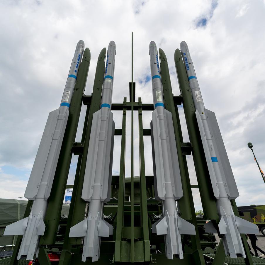 Украина получит от Германии новую систему ПВО IRIS-T на фоне просьб Зеленского. Немецкие власти планируют направить ВСУ очередную систему противовоздушной обороны IRIS-T. Отмечается, что она должна будет укрепить ПВО страны