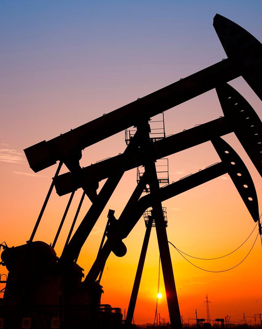 Евросоюз рассматривает временную отмену потолка цены на нефть из России. В Брюсселе разрабатывают сценарий для временной отмены действующего сейчас ограничения на стоимость российской нефти