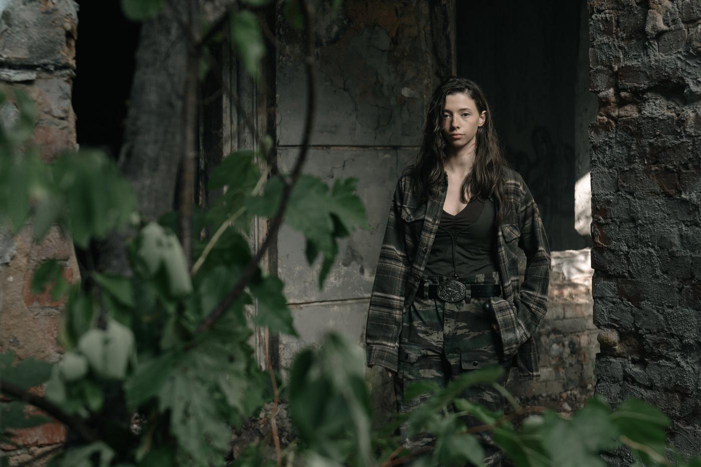 Полина Гухман в роли девочки-дикарки в сериале  "После Фишера. Инквизитор".