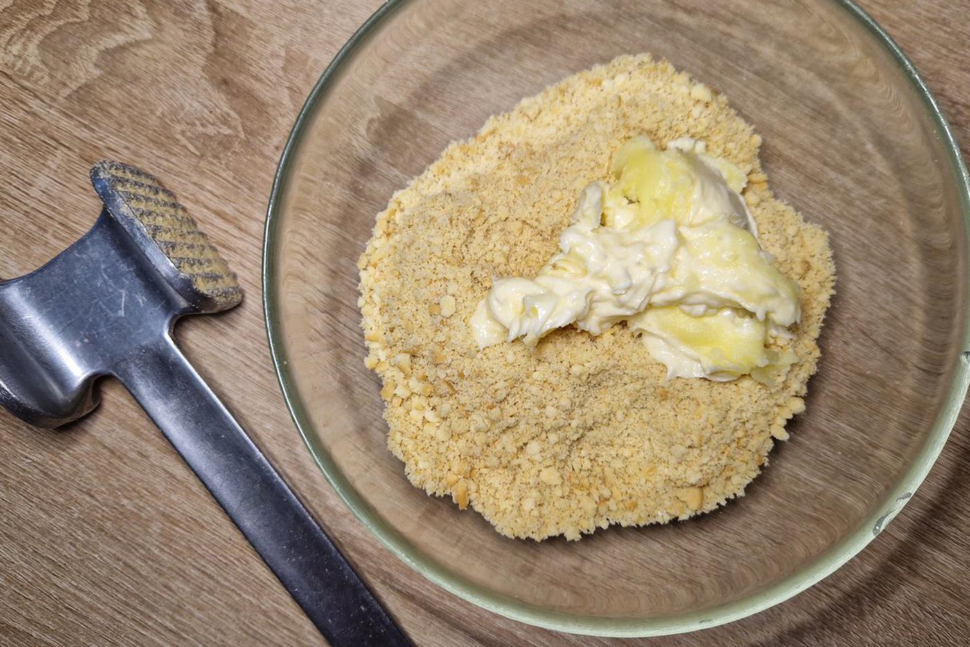 Печенье можно аккуратно размять молотком для отбивания мяса.