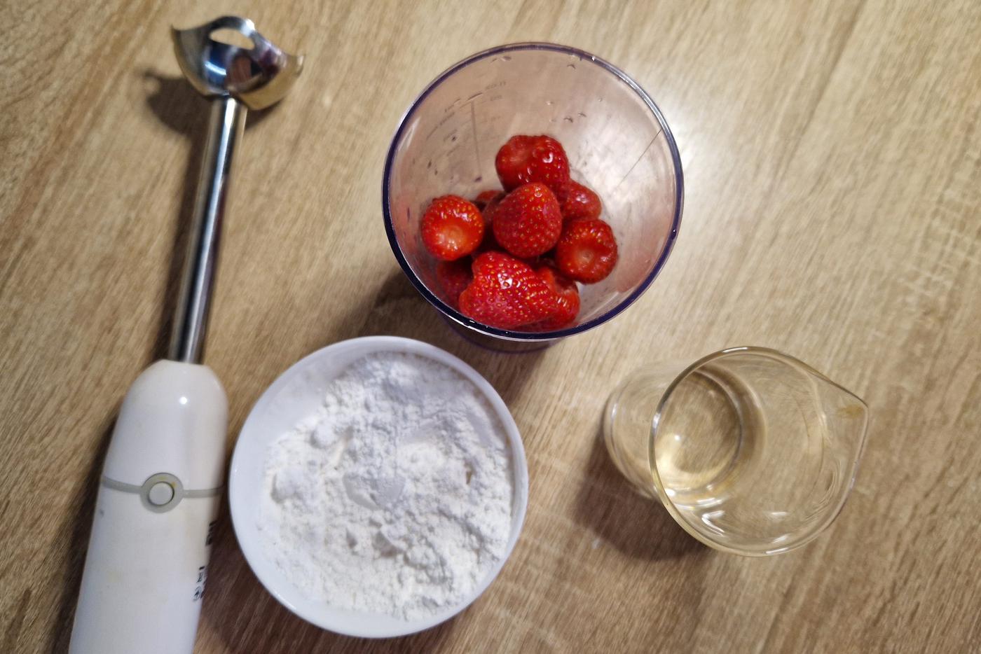 Свежая клубника подчеркнет нежный сливочный вкус пирога.