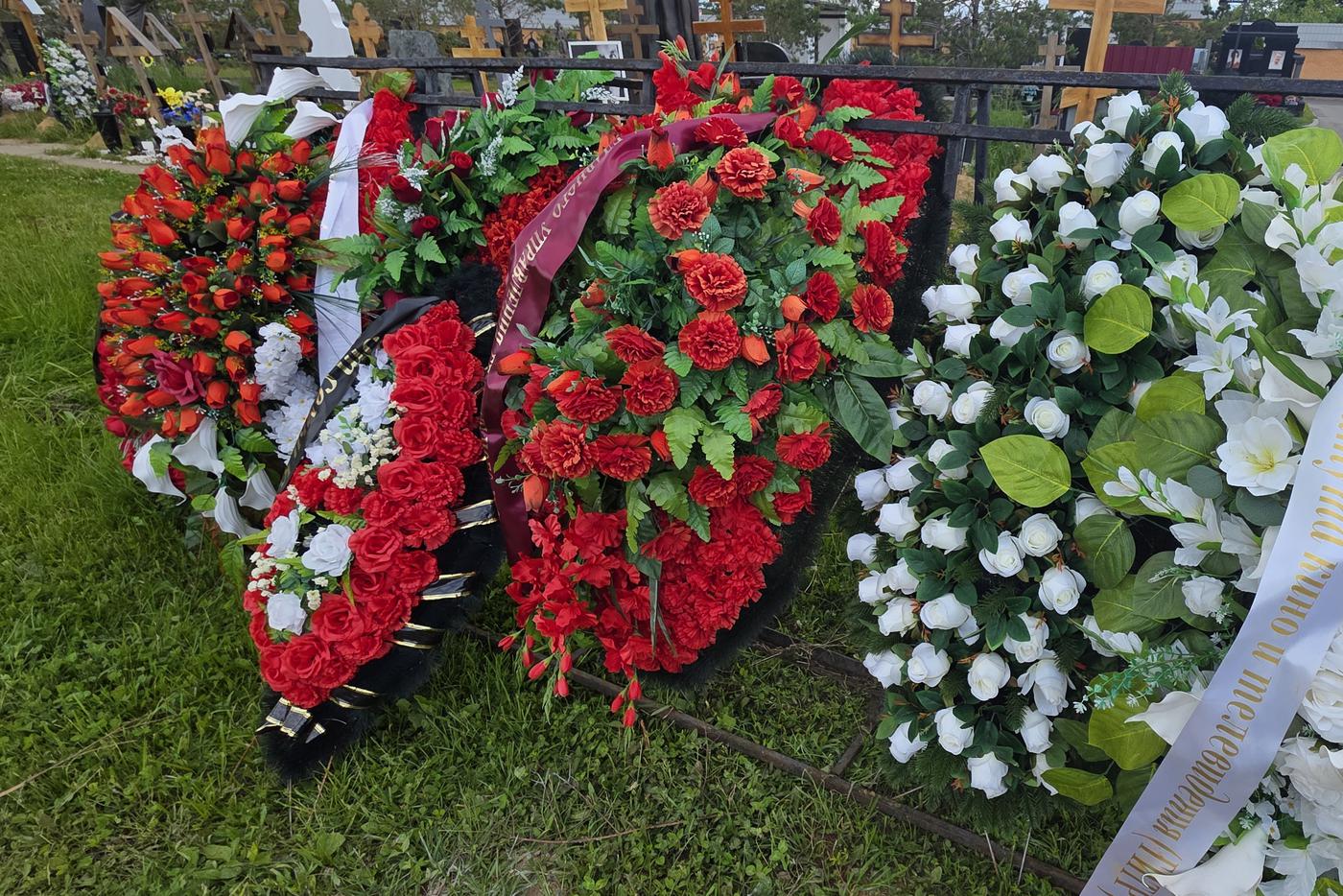 Венки у могилы Алексея Пиманова.