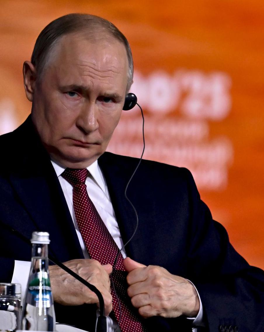 Путин: киевская верхушка решила придать новое качество конфликту. По заявлению Президента Российской Федерации Владимира Путина, власти Киева намеренно усугубили конфликт, совершая преступления в Старобельске и Геническе. Российский лидер выразил соболезнования родственникам и близким погибших в результате агрессии ВСУ в ходе совещания о мерах поддержки пострадавших