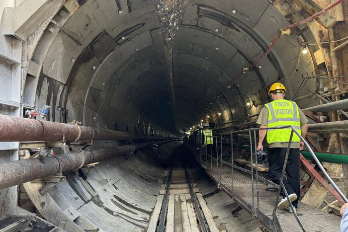 Как в Москве на глубине многоэтажки строят метро: корреспондент Metro отправился под землю