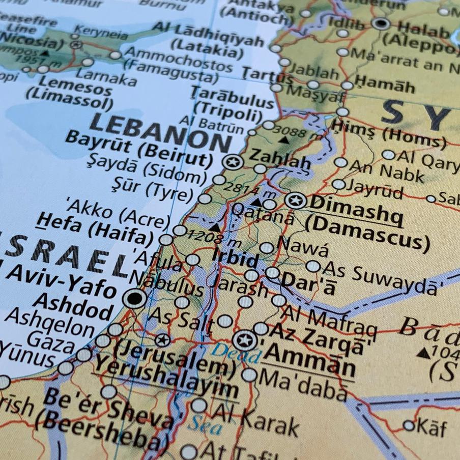 В Ливане сообщили о продолжающихся ударах ВС Израиля. По информации ливанского Национального агентства новостей, израильские вооружённые силы продолжают наносить удары по южным районам Ливана. Как сообщает агентство, в результате этих действий утром погибли восемь человек, удары были зафиксированы, в частности, вблизи города Джибшит