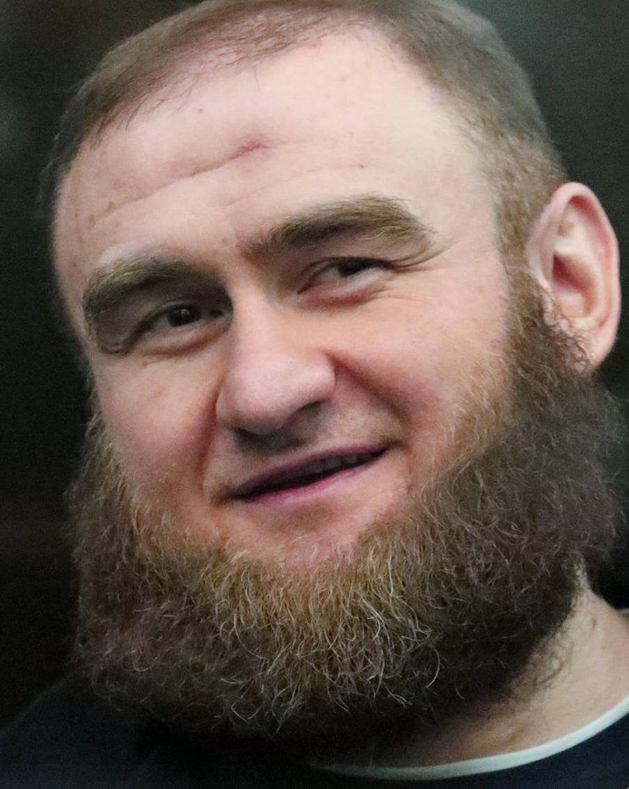 Арашукову отказали в переводе из "Чёрного дельфина". По словам адвоката Дмитрия Трубникова, Федеральная служба исполнения наказаний (ФСИН) отклонила ходатайство о переводе бывшего сенатора от Карачаево-Черкесии Рауфа Арашукова в колонию в Торбеево. В настоящее время он отбывает наказание в исправительной колонии "Чёрный дельфин" в Оренбургской области