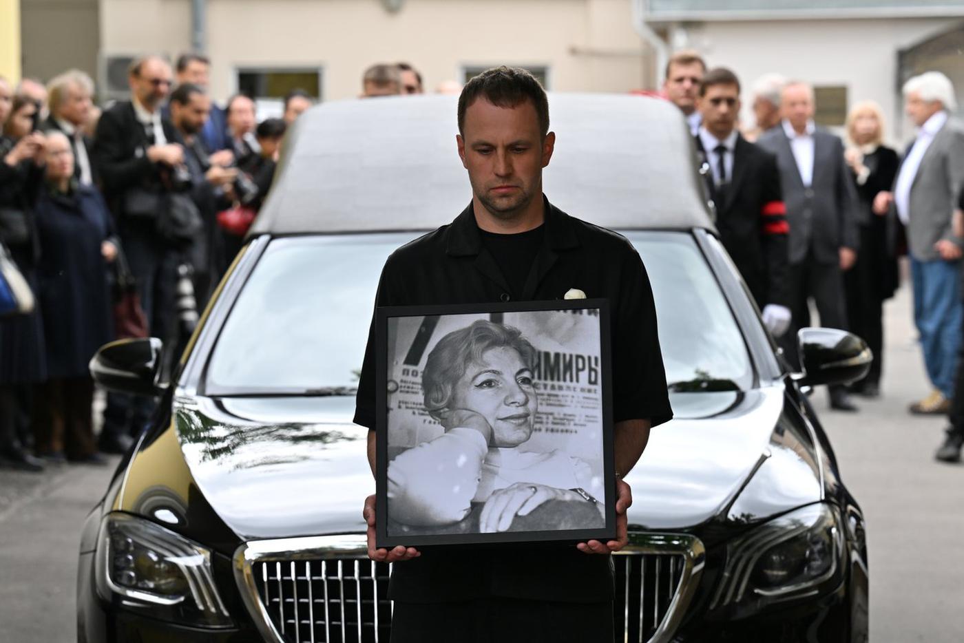 В 102 года делала маникюр и занималась йогой: Москва проводила Зою Богуславскую
