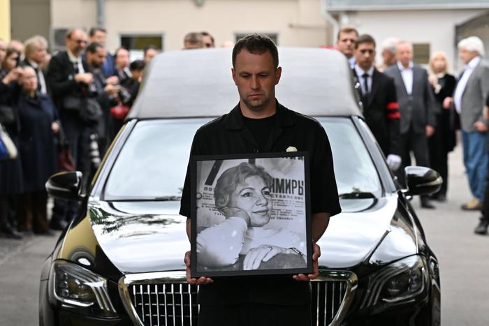 В 102 года делала маникюр и занималась йогой: Москва проводила Зою Богуславскую