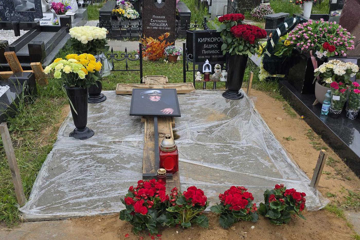 Скоро на могиле Бедроса Киркорова появится красивый и символичный памятник. 