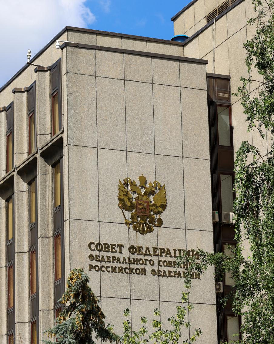 СФ одобрил закон о лишении свободы за подделку справок об отсутствии ВИЧ. Как сообщает ТАСС, Совет Федерации на пленарном заседании утвердил закон, который вводит уголовную ответственность за изготовление и использование поддельных медицинских документов, подтверждающих отсутствие опасных заболеваний, включая ВИЧ