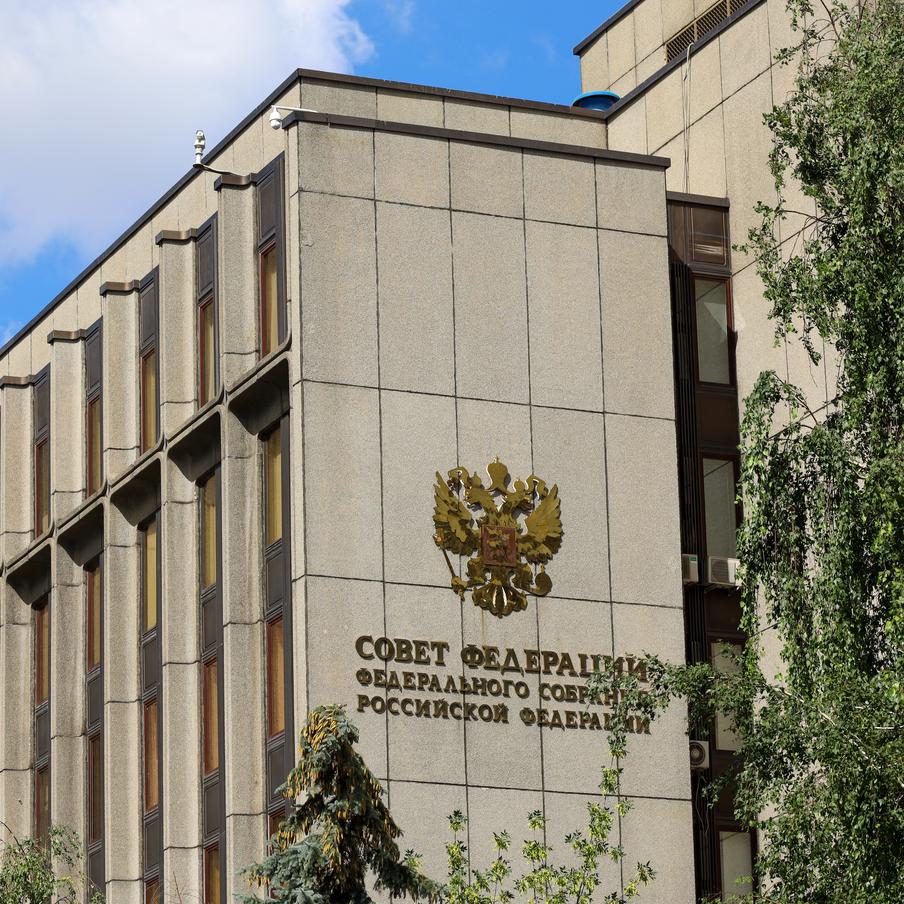 СФ одобрил закон о лишении свободы за подделку справок об отсутствии ВИЧ. Как сообщает ТАСС, Совет Федерации на пленарном заседании утвердил закон, который вводит уголовную ответственность за изготовление и использование поддельных медицинских документов, подтверждающих отсутствие опасных заболеваний, включая ВИЧ