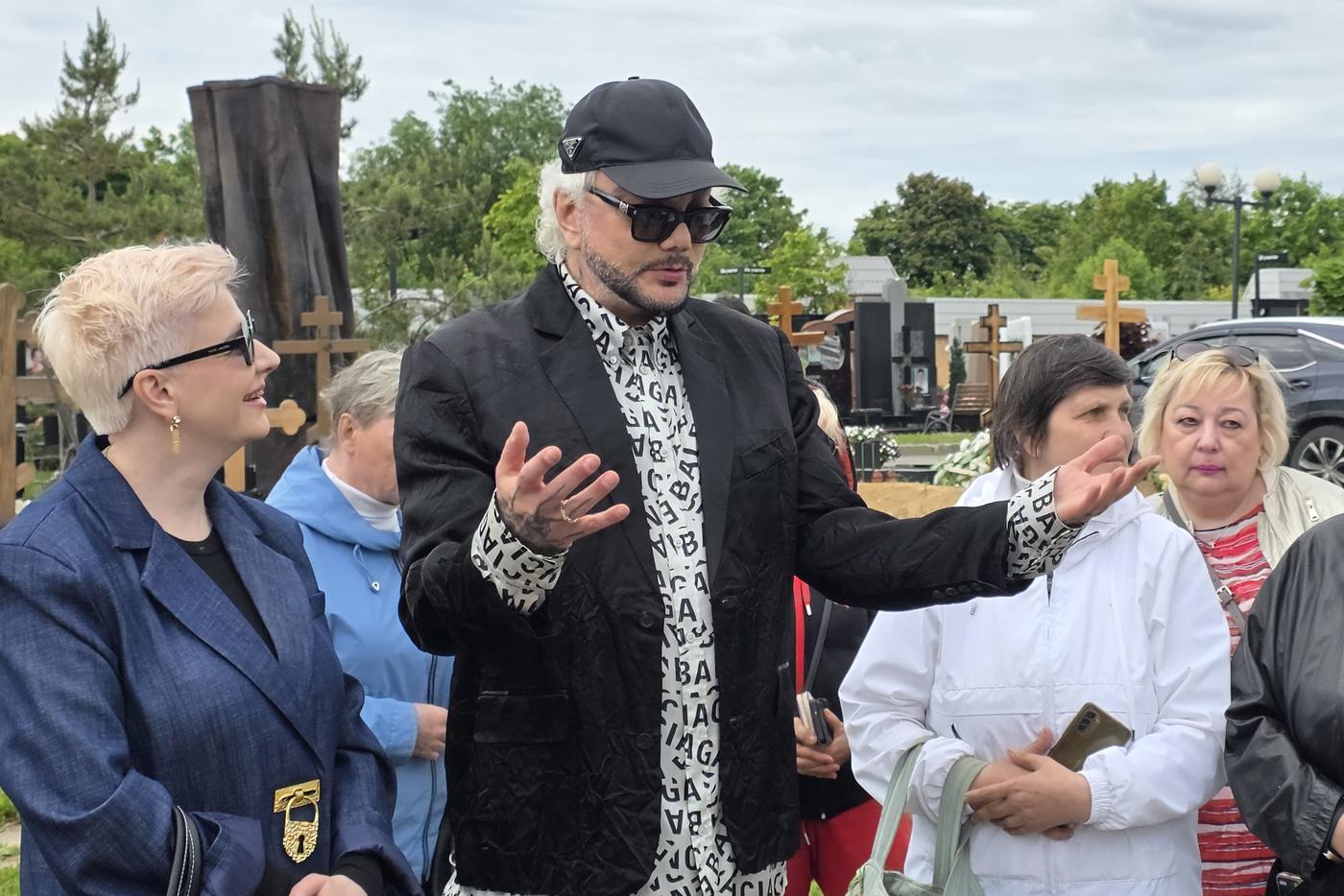 Филипп Киркоров в день рождения отца приехал на Троекуровское кладбище.