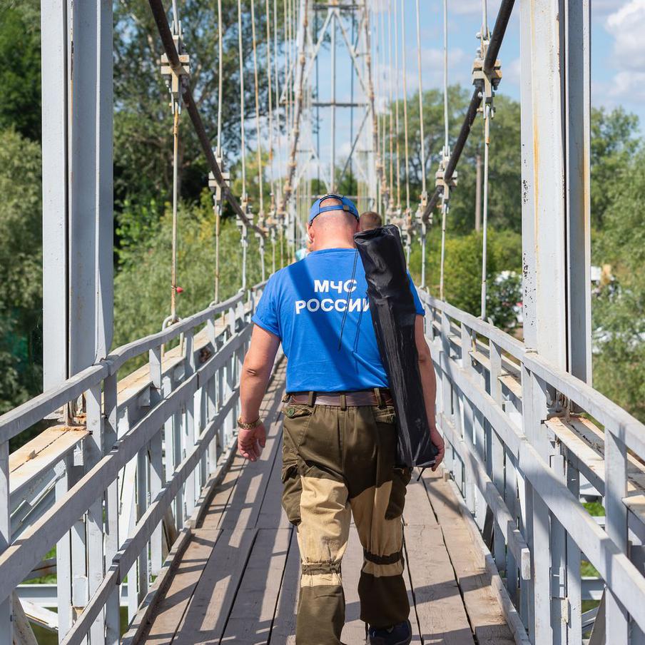 В Красноярском крае возобновили поиски семьи Усольцевых, исчезнувших осенью. Следователи возобновили масштабные поиски семьи Усольцевых, которые пропали в конце сентября прошлого года недалеко от посёлка Кутурчин. В операции участвуют около 80 человек, включая спасателей, силовиков, отряды "ЛизаАлерт", специалистов службы Госохотнадзора и волонтёров. Специалисты применяют беспилотники, вездеходы и криминалистическую технику