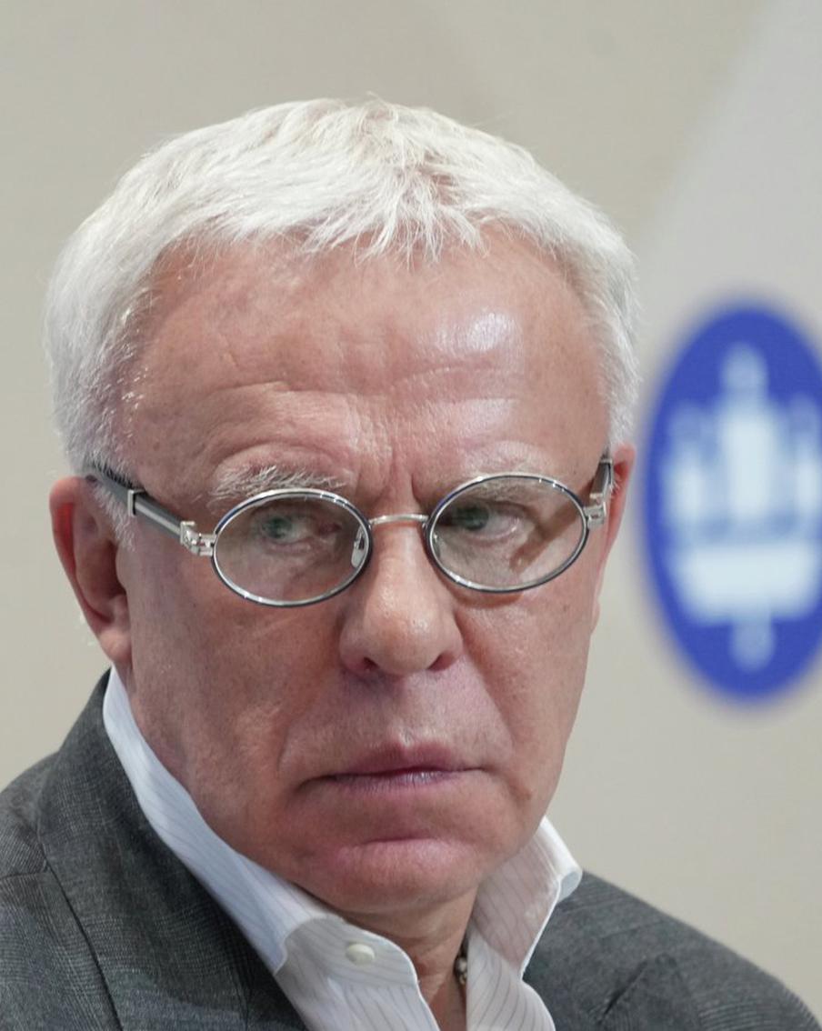 Фетисов назвал циничными действия Исинбаевой за её решение остаться в МОК. Двукратный олимпийский чемпион по хоккею Вячеслав Фетисов раскритиковал легкоатлетку Елену Исинбаеву. Депутат Госдумы обвинил спортсменку в полном нежелании помочь вернуть флаг России в Международном олимпийском комитете и назвал её поведение циничным