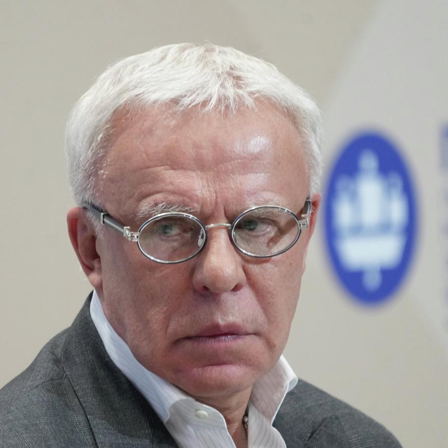 Фетисов назвал циничными действия Исинбаевой за её решение остаться в МОК. Двукратный олимпийский чемпион по хоккею Вячеслав Фетисов раскритиковал легкоатлетку Елену Исинбаеву. Депутат Госдумы обвинил спортсменку в полном нежелании помочь вернуть флаг России в Международном олимпийском комитете и назвал её поведение циничным