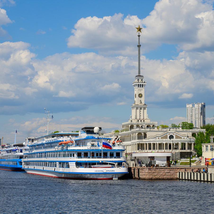 Более 400 раз причалы речных вокзалов примут и отправят круизные суда в июне. Москва продолжает развивать речной транспорт. После масштабной реконструкции Северного и Южного речных вокзалов столица вновь закрепила за собой статус порта пяти морей. Сегодня теплоходы отправляются отсюда в десятки городов России, а водные маршруты позволяют выйти к Чёрному, Каспийскому, Азовскому, Белому и Балтийскому морям