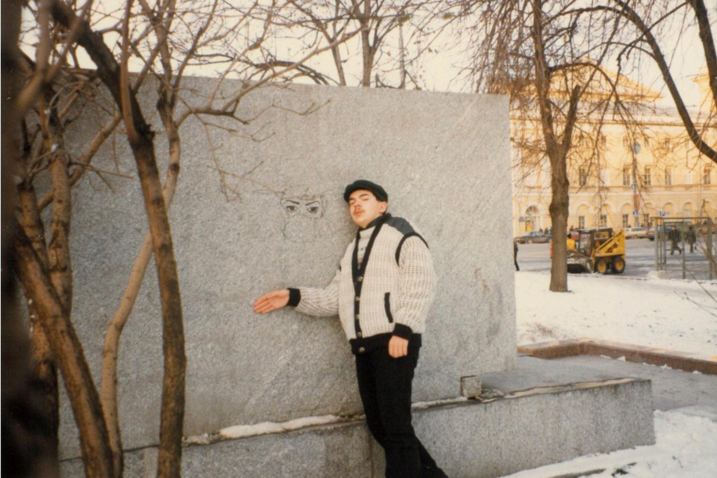 Поклонники нарисовали Майкла Джексона на памятнике Карлу Марксу.
