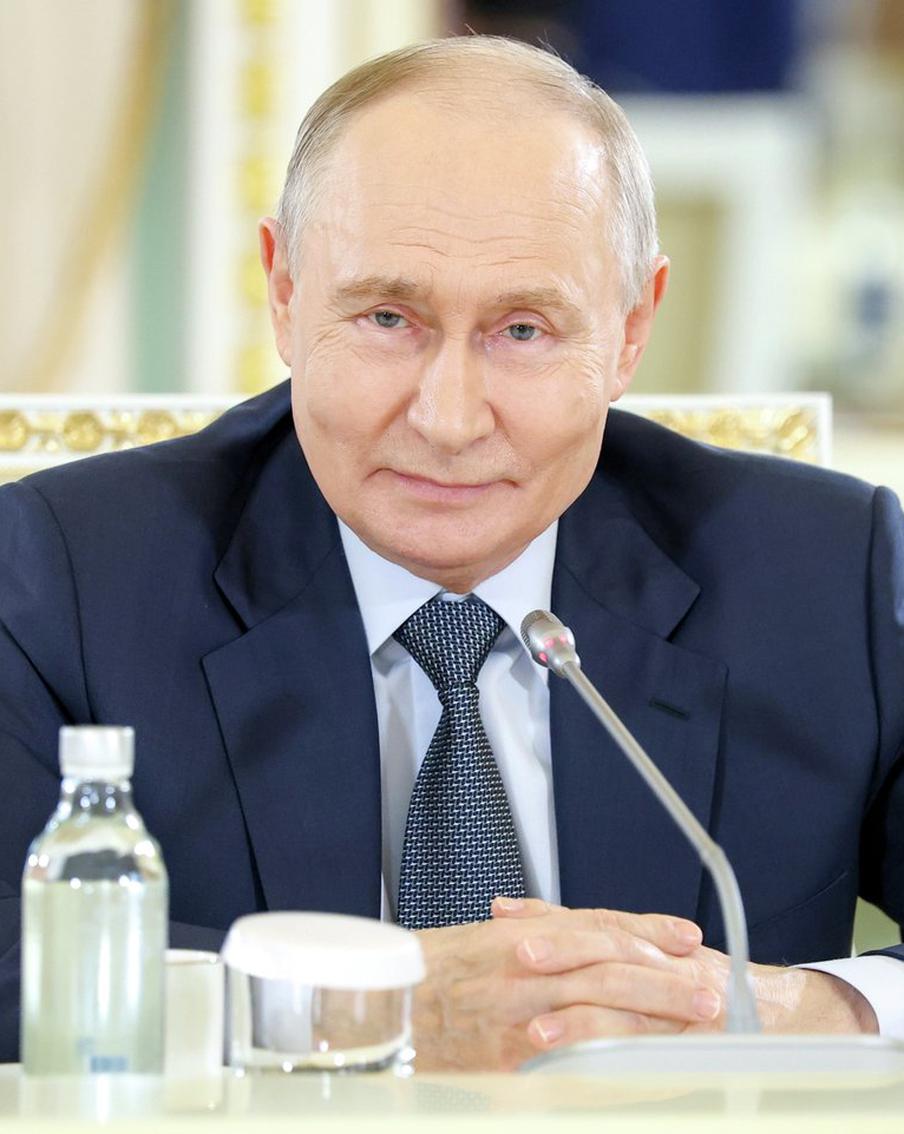 Путин раскрыл тайну применения "Орешника" и назвал условия мира. На встрече с руководителями ведущих международных информационных агентств в рамках ПМЭФ-2026 президент России Владимир Путин впервые публично рассказал, как именно тестировался "Орешник", и объяснил, почему мир на Украине до сих пор не наступил