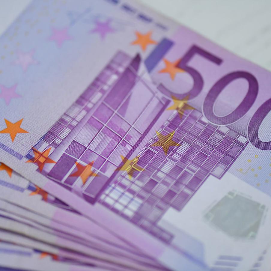 Euroclear попросил суд остановить взыскание 200 миллиардов евро в пользу ЦБ. Бельгийский депозитарий Euroclear пытается заблокировать списание гигантской суммы в пользу Банка России. Иностранная финансовая организация обратилась в Арбитражный суд Москвы с требованием заморозить начатое против неё исполнительное производство