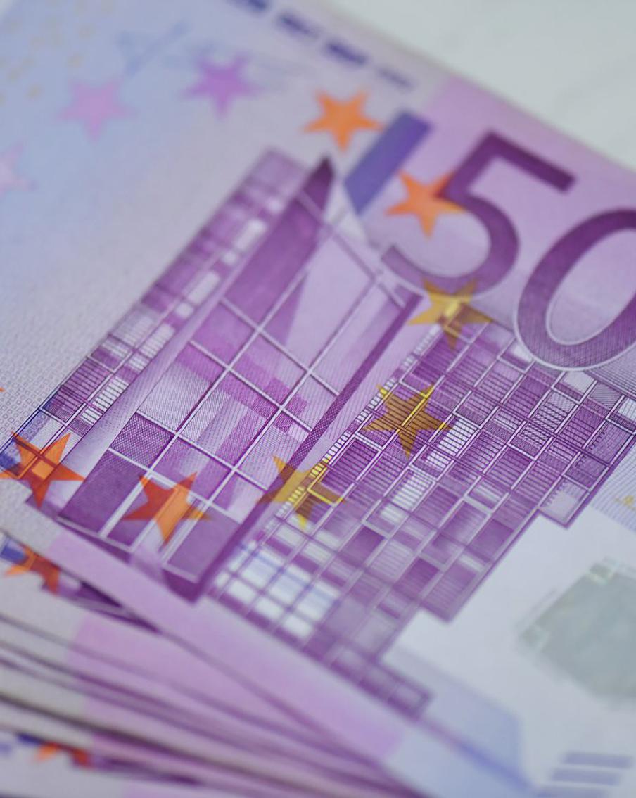 Euroclear попросил суд остановить взыскание 200 миллиардов евро в пользу ЦБ. Бельгийский депозитарий Euroclear пытается заблокировать списание гигантской суммы в пользу Банка России. Иностранная финансовая организация обратилась в Арбитражный суд Москвы с требованием заморозить начатое против неё исполнительное производство