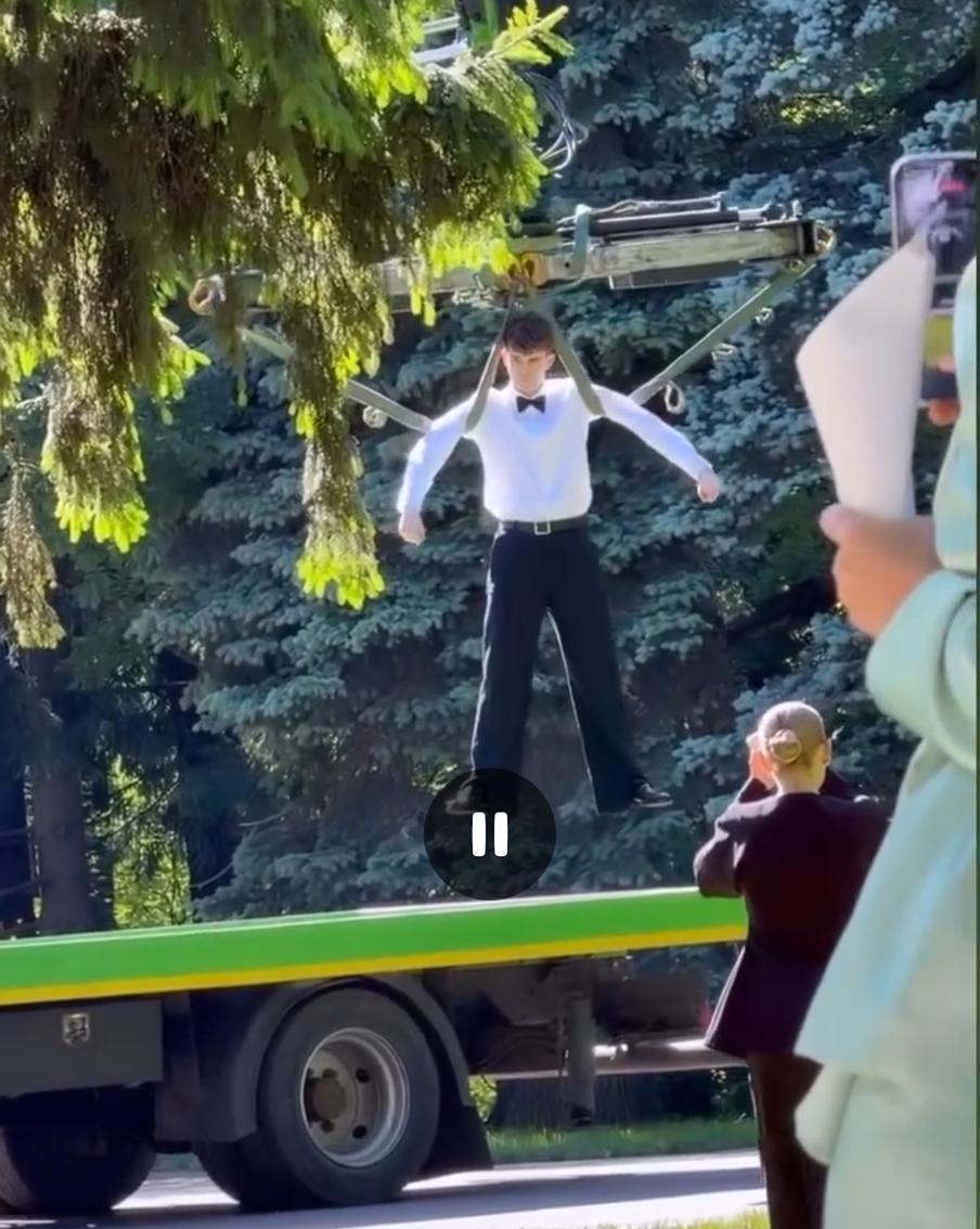 Артур Бабич приехал на свадьбу на эвакуаторе.