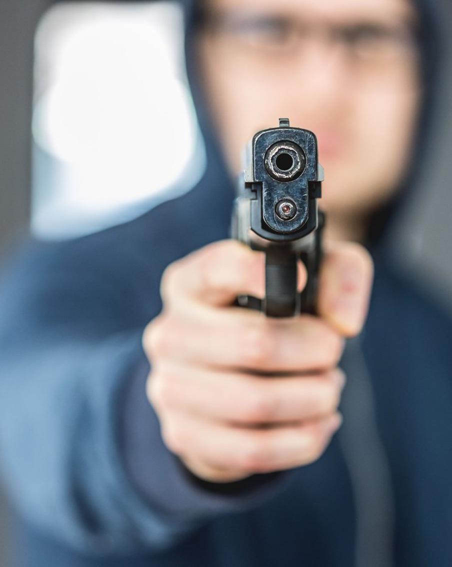 В США полицейский чуть не застрелил коллегу из-за рыбы в микроволновке. При этом правоохранители не уточнили, был ли пистолет заряжен в момент конфликта. По законам штата подобные действия квалифицируются как тяжкое преступление
