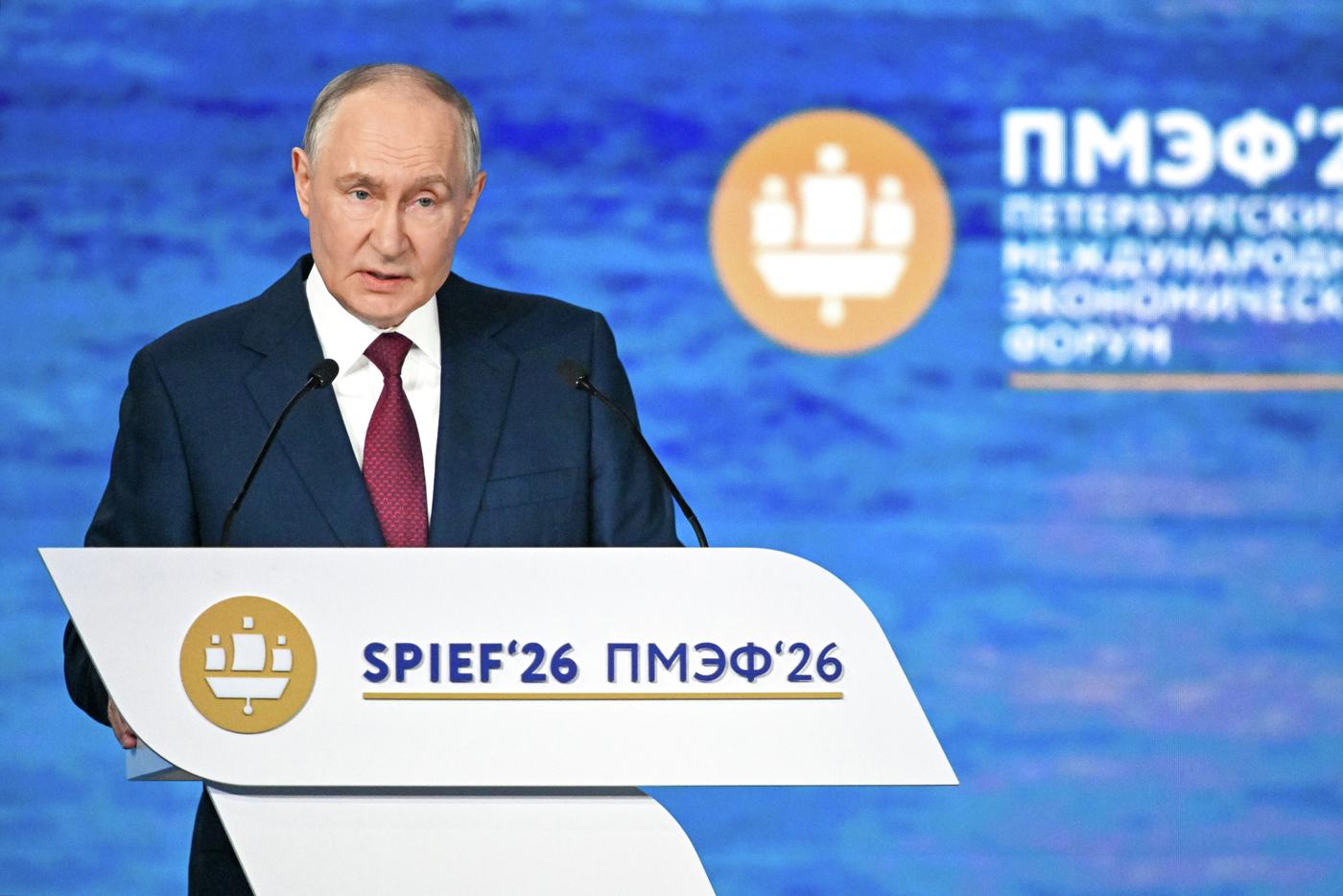 Справедливый мир, падение доверия к Западу, успехи БРИКС: о чём рассказал Владимир Путин на пленарном заседании ПМЭФ