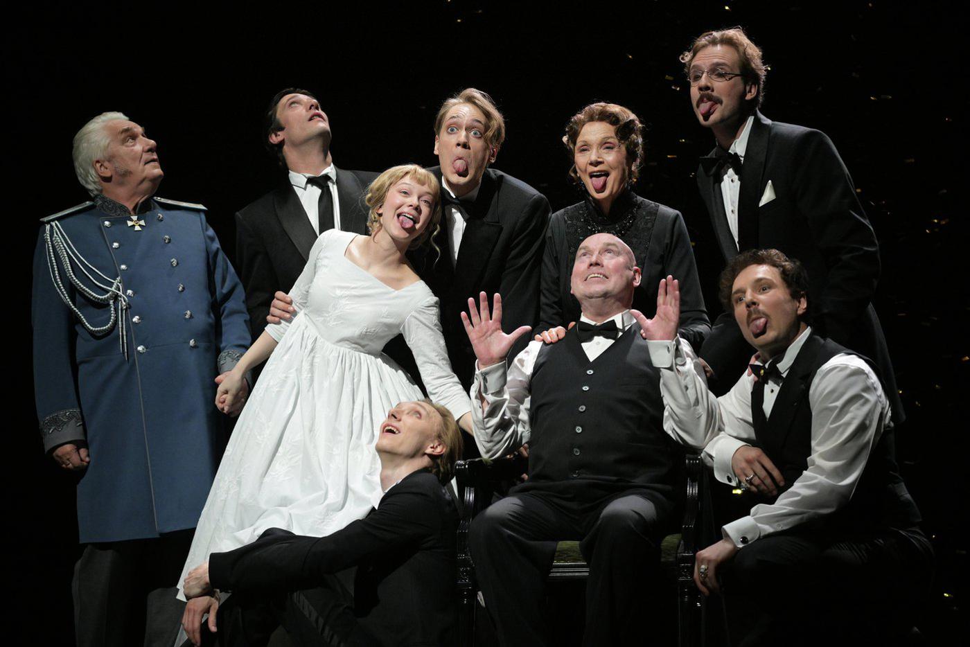 Юрий Шлыков (Карл Иванович Бомке), Владимир Гуськов (Михаил Кутейников), Альбина Абрамова (Аглая Кутейникова-Бомке), Егор Разливанов (Иван Кутейников), Николай Романовский (Николай Кутейников), Виктор Сухоруков (Павел Анисимович Кутейников), Ирина Купченко (Анна Сергеевна Кутейникова), Василий Симонов (Арсений Кутейников), Александр Галочкин (Петр Гущин) в спектакле "Блеск и пепел".