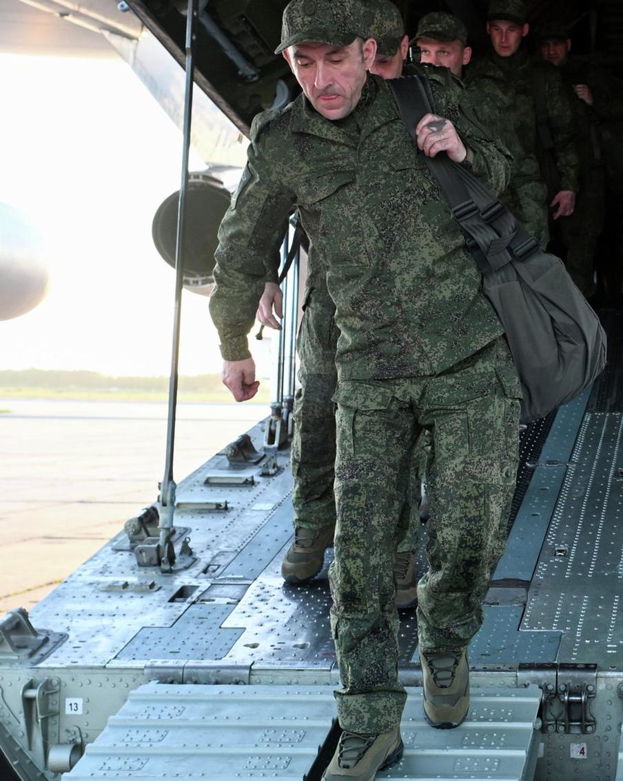 В Россию вернулась очередная группа вызволенных из украинского плена военных. Обменянные в ходе договорённостей с Украиной 185 российских военных успешно долетели до России после завершения всех процедур. Самолёт с бывшими военнопленными приземлился в Подмосковье
