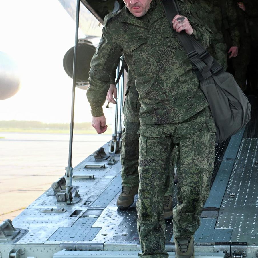 В Россию вернулась очередная группа вызволенных из украинского плена военных. Обменянные в ходе договорённостей с Украиной 185 российских военных успешно долетели до России после завершения всех процедур. Самолёт с бывшими военнопленными приземлился в Подмосковье