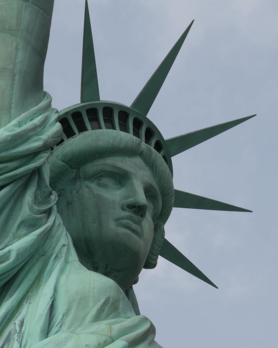 В Минюсте США сообщили о праве Трампа снести статую Свободы бульдозером. Согласно информации, опубликованной изданием Politico, на апелляционных слушаниях в суде юрист Министерства юстиции США Яаков Рот заявил, что суд не может препятствовать действиям администрации президента Дональда Трампа по строительству бального зала в Белом доме