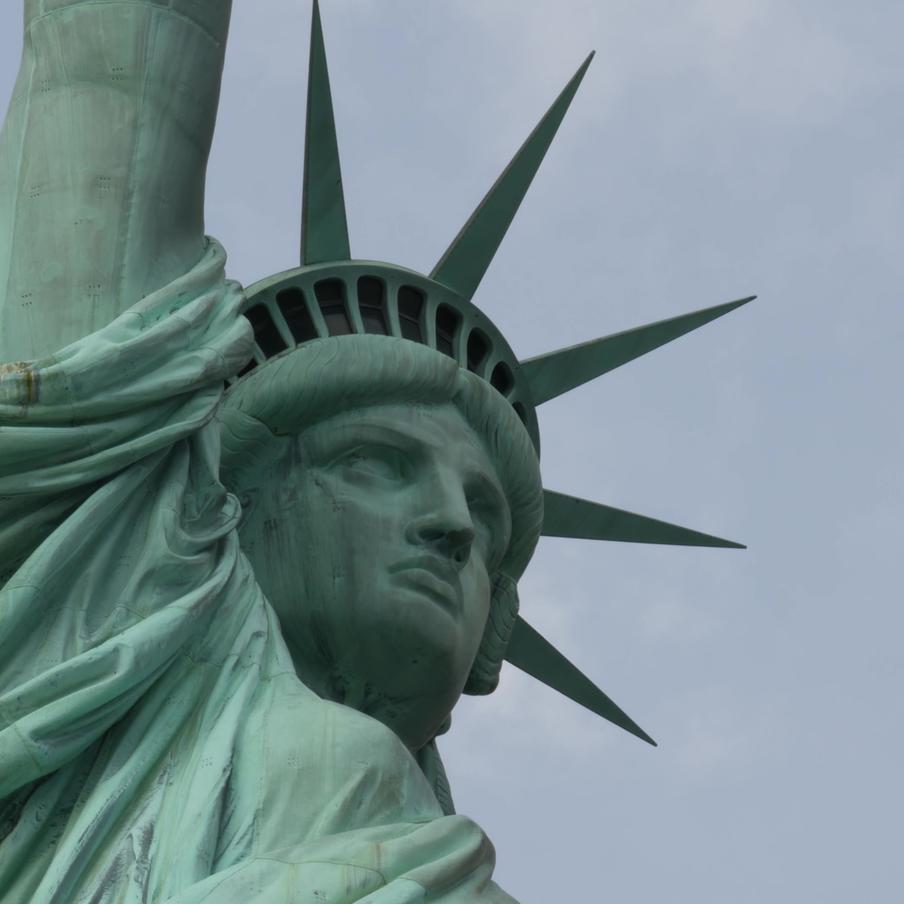 В Минюсте США сообщили о праве Трампа снести статую Свободы бульдозером. Согласно информации, опубликованной изданием Politico, на апелляционных слушаниях в суде юрист Министерства юстиции США Яаков Рот заявил, что суд не может препятствовать действиям администрации президента Дональда Трампа по строительству бального зала в Белом доме
