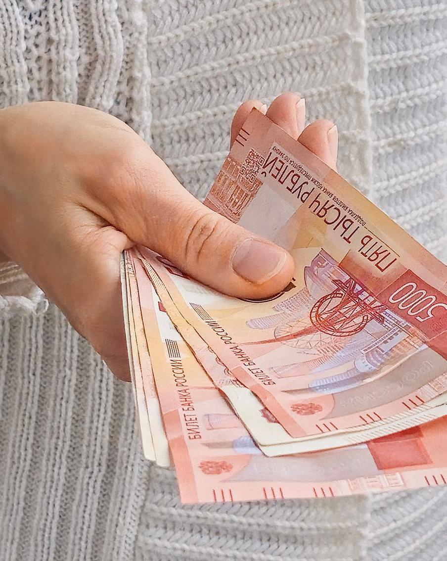 В России могут ввести материнскую зарплату на уровне МРОТ. Российские законодатели рассматривают возможность появления в стране материнской зарплаты. Отмечается, что она будет соответствовать минимальному размеру оплаты труда