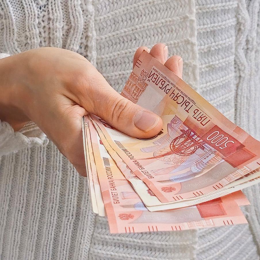 В России могут ввести материнскую зарплату на уровне МРОТ. Российские законодатели рассматривают возможность появления в стране материнской зарплаты. Отмечается, что она будет соответствовать минимальному размеру оплаты труда