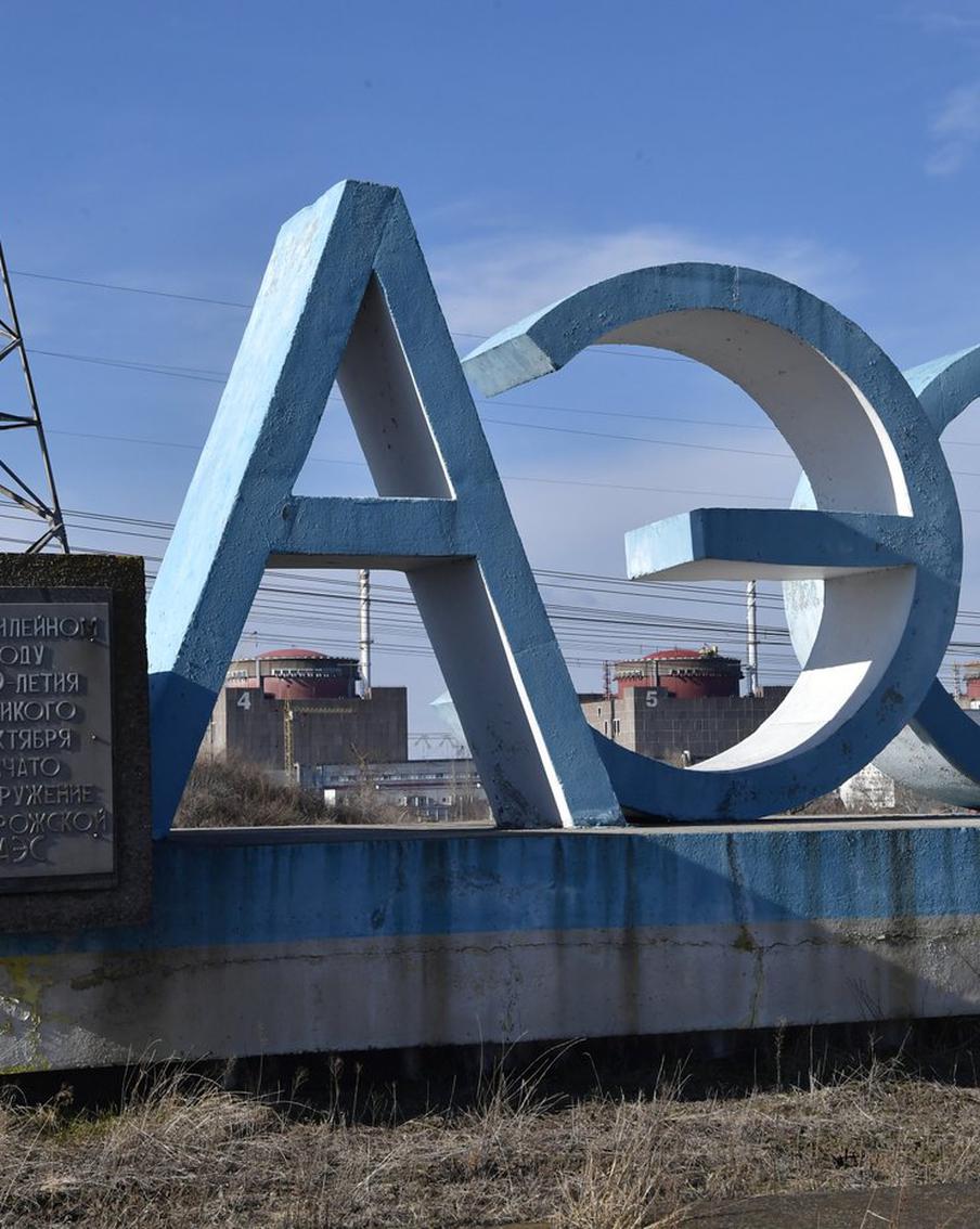 Запорожская АЭС не пострадала при атаке ВСУ на расположенный рядом Энергодар. Украинские военные не смогли повредить ЗАЭС в ходе предпринятой ВСУ ночной атаки на город-спутник станции Энергодар