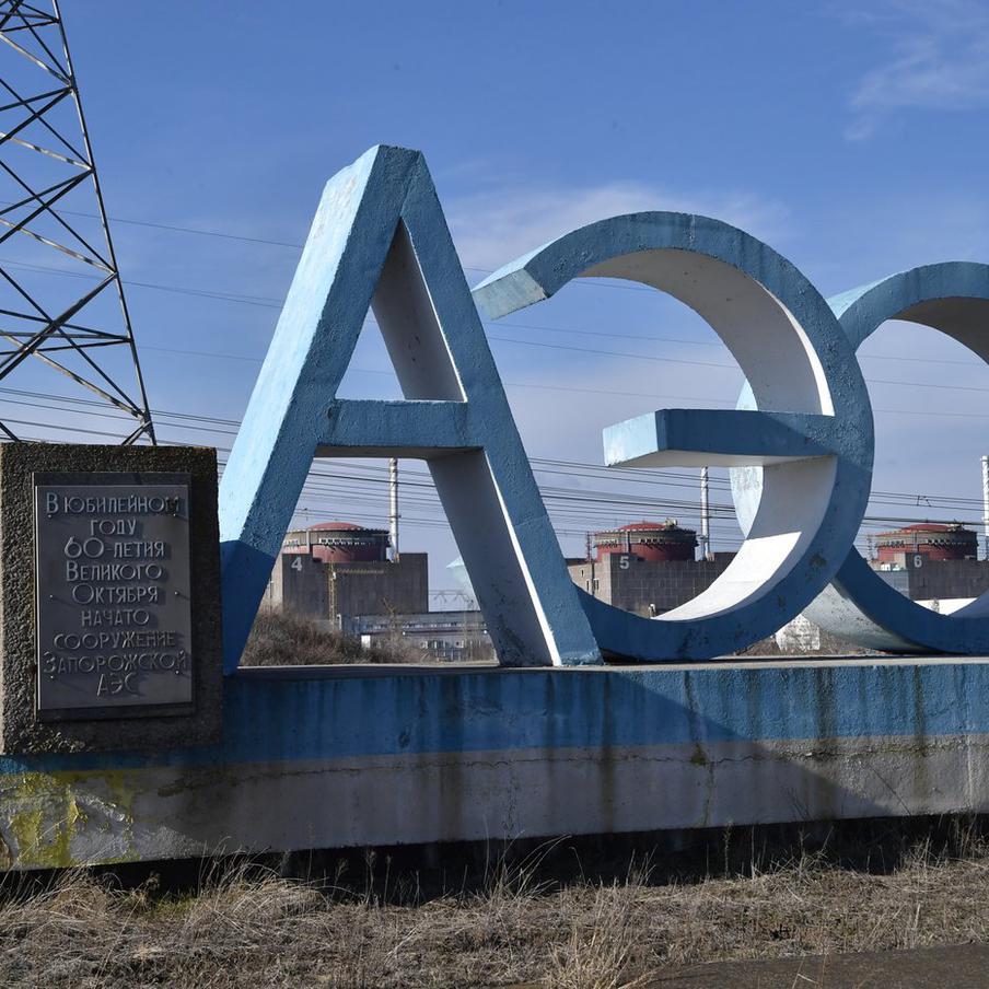 Запорожская АЭС не пострадала при атаке ВСУ на расположенный рядом Энергодар. Украинские военные не смогли повредить ЗАЭС в ходе предпринятой ВСУ ночной атаки на город-спутник станции Энергодар