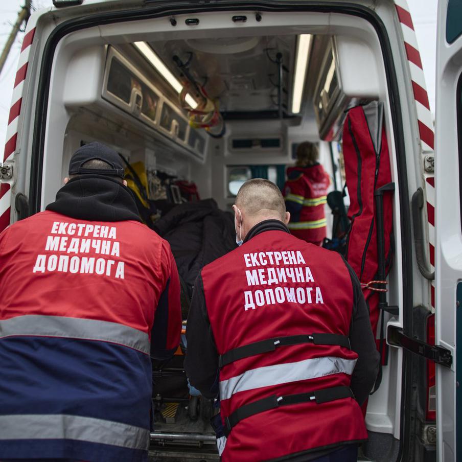 Деревянный мост с более чем 30 детьми обрушился в Черновицкой области Украины. В селе Виженка Черновицкой области Украины произошло обрушение деревянного подвесного моста через реку. В результате происшествия шесть человек получили травмы и были госпитализированы. Об этом сообщила региональная прокуратура