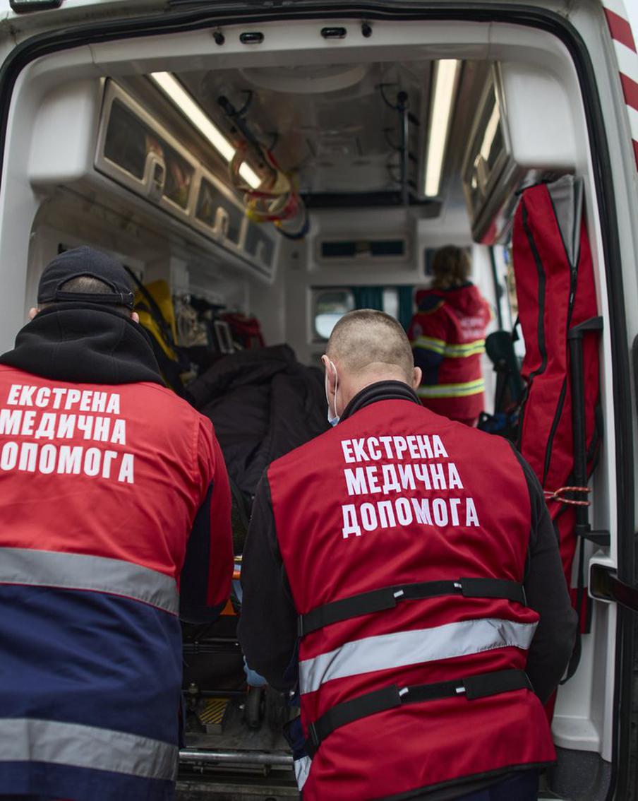 Деревянный мост с более чем 30 детьми обрушился в Черновицкой области Украины. В селе Виженка Черновицкой области Украины произошло обрушение деревянного подвесного моста через реку. В результате происшествия шесть человек получили травмы и были госпитализированы. Об этом сообщила региональная прокуратура