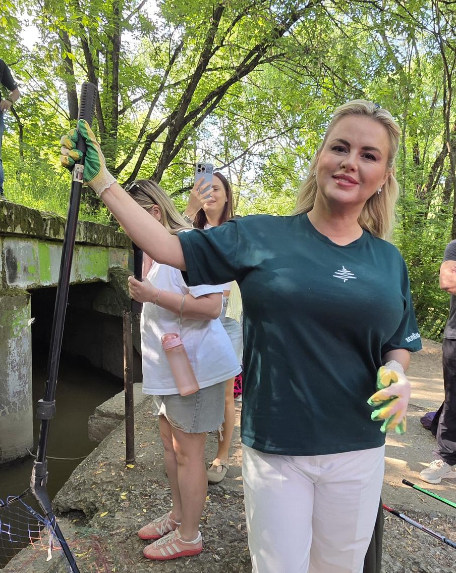 Певица Анна Семенович во время субботника.