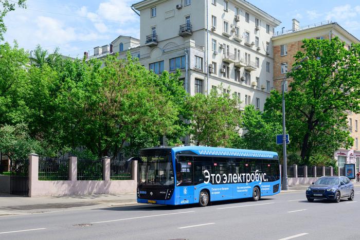 Новый электробусный маршрут проходит через 4 станции метро в 4 районах