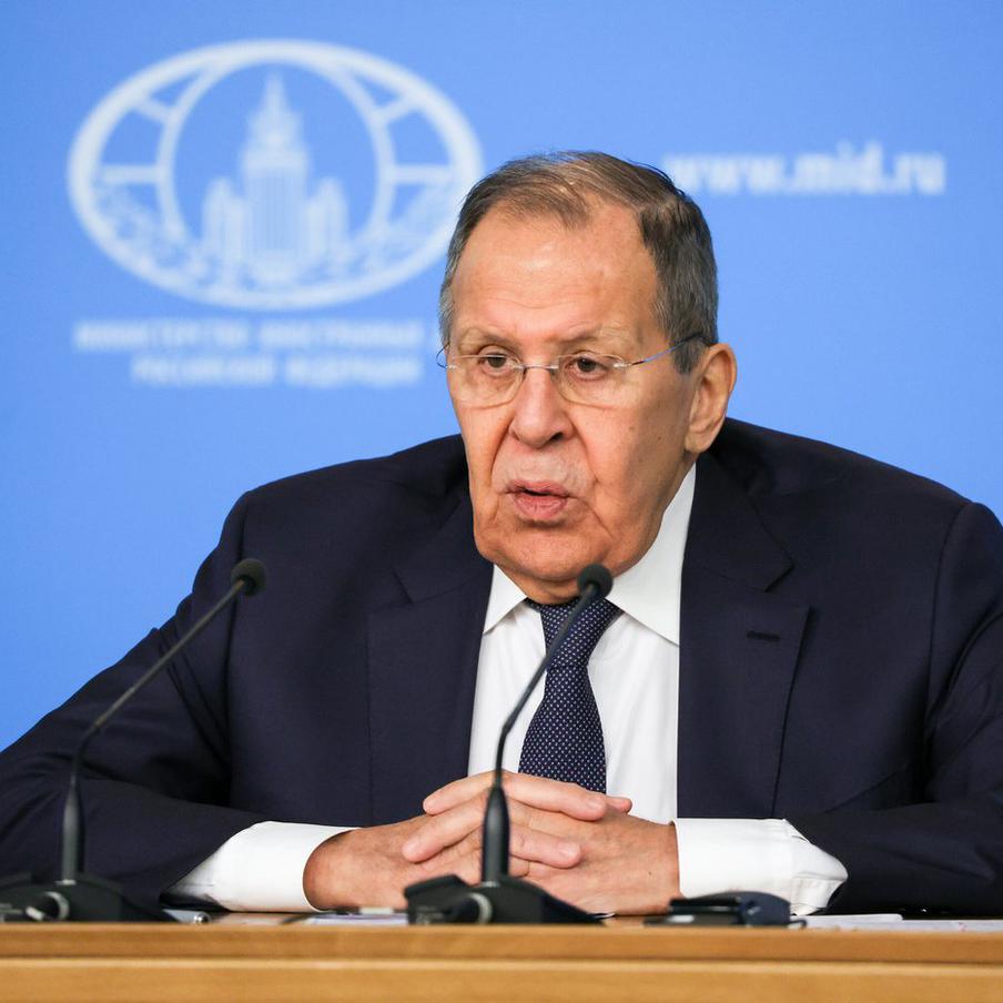 Лавров призвал серьёзно отнестись к словам Путина, что всё зависит от героев СВО. Министр иностранных дел Российской Федерации Сергей Лавров призвал к серьёзному восприятию заявлений президента Владимира Путина о том, что текущий исход событий определяется не переговорным процессом, а действиями военнослужащих в зоне проведения специальной военной операции