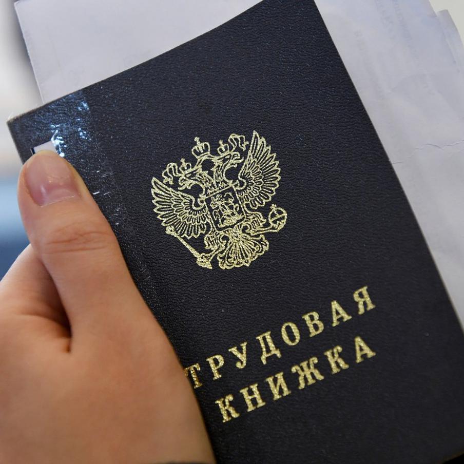 Почти половина российских компаний начали возвращать уволившихся сотрудников. Исследование SuperJob зафиксировало резкий рост практики найма бывших работников: за год доля таких работодателей выросла с 32 до 48 процентов. В условиях жёсткого дефицита кадров бизнес готов платить больше и улучшать условия тем, кто когда-то решил уйти