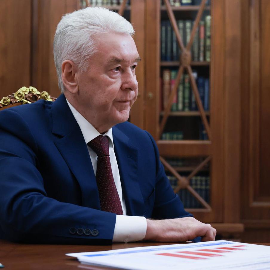 Силы ПВО Минобороны сбили ещё два беспилотника на подлёте к Москве. Поражение очередных вражеских дронов, предпринявших попытку долететь до Москвы, стало возможным благодаря ювелирной работе дежурных сил ПВО российской армии – цель была вовремя обнаружена и ликвидирована