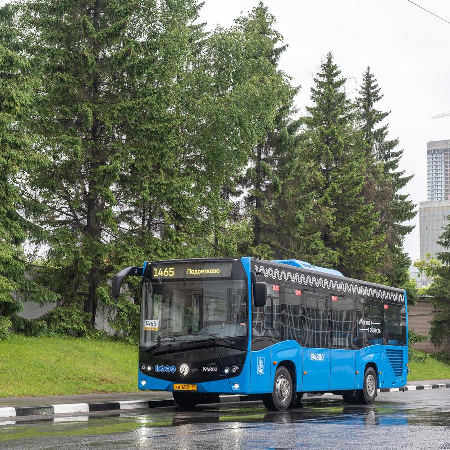 Началась поставка автобусов среднего класса КАМАЗ-4290 в парки Мосгортранса. Москва продолжает развивать сеть наземного пассажирского транспорта, делая поездки более комфортными и доступными для жителей столичного региона. В прошлом году современные автобусы Московского транспорта впервые начали обслуживать пригородные маршруты, связывающие столицу с городами Подмосковья